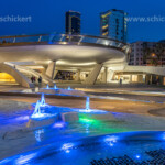 Moderne Architektur und bunt beleuchtete Brunnen des Eleftheria Platz in der Abenddämmerung, Nikosia, Zypern, Europa | Modern architecture and colourful illuminated fountains on Eleftheria Square at dusk, Nicosia, Cyprus, Europe