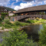 Die gedeckte Holzbrücke über den Fluss Murg in Forbach, Murgtal, Schwarzwald, Baden-Württemberg, Deutschland | The covered wooden bridge over Murg river in Forbach, Murg Valley, Black Forest, Baden-Württemberg, Germany