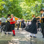 Volkstanzgruppe in Schwarzwälder Tracht, Schwarzwälder Freilichtmuseum Vogtsbauernhof, Schwarzwald, Gutach, Baden-Württemberg, Deutschland | Folk dance group in Black Forest traditional costume, Black Forest Open Air Museum, Gutach, Black Forest, Baden-Württemberg, Germany