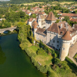 Das Schloss Cleron und der Fluss Loue aus der Luft gesehen, Cleron, Bourgogne-Franche-Comté, Frankreich, Europa | Castle Château de Cléron and Loue river seen from above, Cleron, Bourgogne-Franche-Comté, France, Europe