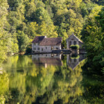 Spiegelung im Fluss Loue - Miroir de Scey - in Scey-Maisières, Bourgogne-Franche-Comté, Frankreich, Europa | Loue river reflection - Miroir de Scey - in Scey-Maisières, Bourgogne-Franche-Comté, France, Europe