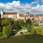 Luftbild Lauingen an der Donau mit dem ehemaligen Schloss Lauingen und der Stadtpfarrkirche St. Martin, Bayern, Deutschland | Aerial view of Lauingen at the Danube river with the former Lauingen Castle and St. Martin church , Bavaria, Germany