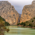 Hängebrücke und Wasserfall des Klettersteig Caminito del Rey bei El Chorro, Andalusien, Spanien | Waterfall and suspension bridge of the Caminito del Rey walkway near El Chorro, Andalusia, Spain