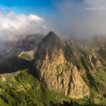 Der vulkanische Felsen Roque de Agando, Symbol der Insel La Gomera, Kanarische Inseln, Spanien | The prominent volcanic rock formation Roque de Agando, Symbol for La Gomera, Canary Islands, Spain