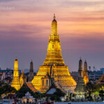 Der buddhistische Tempel Wat Arun oder Tempel der Morgenröte und der Fluss Chao-Phraya in der Abenddämmerung, Bangkok, Thailand, Asien | Wat Arun or Temple of Dawn Buddhist temple and Chao Phraya River at dusk Bangkok, Thailand, Asia