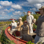 Skulptur Bootstour der Künstlerinnen Laura & Christel Lechner aus der Serie Alltagsmenschen in Wenningstedt, Insel Sylt, Kreis Nordfriesland, Schleswig-Holstein, Deutschland, Europa