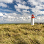 Der Leuchtturm List West an der Küste der Halbinsel Ellenbogen, List, Insel Sylt, Kreis Nordfriesland, Schleswig-Holstein, Deutschland, Europa | List-West Lighthouse at the Elbow peninsula coast, List, Sylt island, district of North Friesland, Schleswig-Holstein, Germany, Europe
