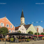 Ludwigsplatz mit Gastronomie und Stadtpfarrkirche Mariä Himmelfahrt in der Altstadt von Kelheim, Niederbayern, Bayern, Deutschland | Restaurants on Ludwigsplatz square and the Church of the Assumption of the Virgin Mary at the old town of Kelheim in Lower Bavaria, Bavaria, Germany