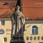 Denkmal für König Ludwig I. vor dem Weissen Brauhaus, älteste noch existierende Weißbierbrauerei Bayerns, Kelheim, Niederbayern, Bayern, Deutschland | King Ludwig I. monument and the Weisses Brauhaus, oldest wheat beer brewery in all of bavaria, Kelheim, Lower Bavaria, Bavaria, Germany