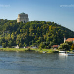 Die Gedenkstätte Befreiungshalle auf dem Michelsberg und die Donau in Kelheim, Niederbayern, Bayern, Deutschland | The neoclassical monument Befreiungshalle or Hall of Liberation on the Michelsberg hill above the Danube river in Kelheim, Lower Bavaria, Bavaria, Germany