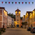 Das Stadttor Donautor und die Altstadt in der Abenddämmerung, Kelheim, Niederbayern, Bayern, Deutschland | Donautor Danube city gate and the Old Town in Kelheim at dusk, Lower Bavaria, Bavaria, Germany