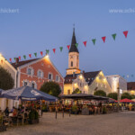 Ludwigsplatz mit Gastronomie und Stadtpfarrkirche Mariä Himmelfahrt in der Altstadt von Kelheim in der Abenddömmerung, Niederbayern, Bayern, Deutschland | Restaurants on Ludwigsplatz square and the Church of the Assumption of the Virgin Mary at the old town of Kelheim at dusk, Lower Bavaria, Bavaria, Germany