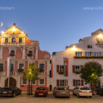 Das Neue Rathaus und das Alte Rathaus in der Altstadt von Kelheim in der Abenddämmerung, Niederbayern, Bayern, Deutschland | New City Hall and Old City Hall in the old town of Kelheim at dusk, Lower Bavaria, Bavaria, Germany