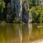 Kanu auf der Donau bei der Weltenburger Enge, Donaudurchbruch bei Weltenburg, Bayern, Deutschland | Canoe on the Danube river and the Danube Gorge near Weltenburg, Bavaria, Germany