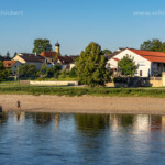 Kirchdorf Stausacker an der Donau in Kehlheim, Bayern, Deutschland | Stausacker village at the Danube river in Kehlheim, Bavaria, Germany