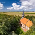 Die St.-Vinzenz-Kirche in Odenbüll aus der Luft gesehen, Halbinsel Nordstrand, Kreis Nordfriesland, Schleswig-Holstein, Deutschland, Europa | Aerial view of St. Vinzenz church in Odenbuell, Nordstrand peninsula, district of North Friesland, Schleswig-Holstein, Germany, Europe