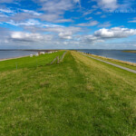 Deich der Halbinsel Nordstrand, Kreis Nordfriesland, Schleswig-Holstein, Deutschland, Europa | Dyke of Nordstrand peninsula, district of North Friesland, Schleswig-Holstein, Germany, Europe
