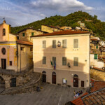 Kirche Oratorio di San Bartolomeo und das Rathaus Municipio in Apricale, Ligurien, Italien, Europa | Oratorio di San Bartolomeo church and city hall Municipio in Apricale, Liguria, Italy, Europe