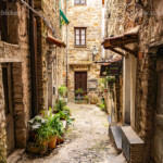 Gasse in der Altstadt von Apricale, Ligurien, Italien, Europa | old town alley in Apricale, Liguria, Italy, Europe