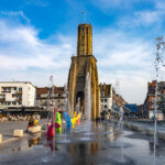 Der Wachturm Tour du Guet und Brunnen auf dem Platz Places d'Armes in Calais, Frankreich | The Tour du Guet Watch Tower and fountain on the Places d'Armes in Calais, France