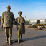 Statuen von Yvonne und Charles De Gaulle auf dem Place d`Armes in Calais, Frankreich | Statues of Yvonne et Charles De Gaulle on Place d`Armes in Calais, France