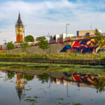 Graffiti am Kanal und der Belfried des Rathaus in Calais, Frankreich | Graffiti at a canal and the town hall belfry in Calais, France