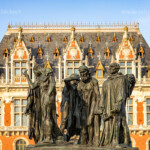 Das Denkmal Les Bourgeois de Calais „Die Bürger von Calais“ von Auguste Rodin vor dem Rathaus in Calais, Frankreich | Sculpture Les Bourgeois de Calais "The Burghers of Calais" at the town hall Hôtel de Ville in Calais, France