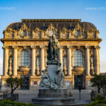 Statue von Joseph Marie Charles oder Jacquard und das Theater von Calais, Frankreich | Joseph Marie Charles or Jacquard statue and the Theatre in Calais, France