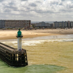 Leuchtturm der Hafeneinfahrt und Strand von in Calais, Frankreich | Lighthouse of the harbor entrance and beach in Calais, France