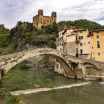 Die alte Nervia Brücke Ponte Vecchio di Dolceacqua und die Burg Castello dei Doria in Dolceacqua, Ligurien, Italien, Europa | The old Nervia river bridge Ponte Vecchio di Dolceacqua and the castle Castello dei Doria in Dolceacqua, Liguria, Italy, Europe