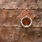 Türklopfer aus Metall, in Finalborgo, Finale Ligure, Riviera di Ponente, Ligurien, Italien, Europa | Metal door knocker, Finalborgo, Finale Ligure, Riviera di Ponente, Liguria, Italy, Europe