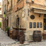 Alte Holzfässer eines Restaurants in der Altstadt von Finalborgo, Finale Ligure, Riviera di Ponente, Ligurien, Italien, Europa | Old wooden restaurant barrels at the old town of Finalborgo, Finale Ligure, Riviera di Ponente, Liguria, Italy, Europe