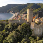 Die Burg Castello di Monte Ursino, Noli und die Küste aus der Luft gesehen, Noli, Riviera di Ponente, Ligurien, Italien, Europa | The Castle Castello di Monte, Noli and the coast seen from above, Noli, Riviera di Ponente, Liguria, Italy, Europe