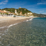 Strand und Stadtansicht von Noli, Riviera di Ponente, Ligurien, Italien, Europa | Beach and Cityscape in Noli, Riviera di Ponente, Liguria, Italy, Europe