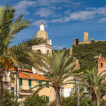 Palmen der Uferpromenade Kathedrale und Burg in Noli, Riviera di Ponente, Ligurien, Italien, Europa | Palm trees at the Seafront promenade, Cathedral and castle in Noli, Riviera di Ponente, Liguria, Italy, Europe