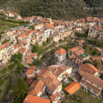 Das mittelalterliche Dorf Rocchetta Nervina im Tal Val Nervia aus der Luft gesehen, Ligurien, Italien, Europa | The medieval village Rocchetta Nervina at the Val Nervia valley seen from above, Liguria, Italy, Europe