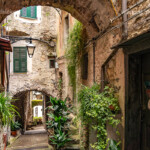 Enge Gassen im mittelalterlichen Dorf Rocchetta Nervina im Tal Val Nervia, Ligurien, Italien, Europa | Narrow alleys of the medieval village Rocchetta Nervina at the Val Nervia valley, Liguria, Italy, Europe