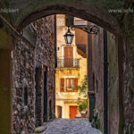 Enge Gassen im mittelalterlichen Dorf Rocchetta Nervina im Tal Val Nervia, Ligurien, Italien, Europa | Narrow alleys of the medieval village Rocchetta Nervina at the Val Nervia valley, Liguria, Italy, Europe