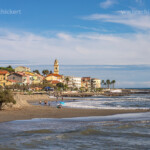 Strand und Stadtansicht von Santo Stefano al Mare, Riviera di Ponente, Ligurien, Italien, Europa | Cityscape with beach in Santo Stefano al Mare, Riviera di Ponente, Liguria, Italy, Europe