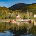 Segelboote am Caldonazzosee im Valsugana bei San Cristoforo, Trentino, Italien, Europa | Lago di Caldonazzo sailing boats in San Cristoforo, Valsugana, Trentino, Italy, Europe