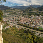 Blick vom Stadtteil Sardagna auf Trient und die Gebirgslandschaft des Trentino, Trient, Trentino, Italien, Europa | View from Sardagna to Trento and the Trentino mountain landscape, Trento, Trentino, Italy, Europe