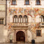 Die bemalte Fassade des Palast Palazzo Quetta - Alberti Colico in Trient, Trentino, Italien, Europa | The painted facade of Palazzo Quetta - Alberti Colico palace in Trento, Trentino, Italy, Europe