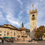Domplatz mit dem Palazzo Pretorio und dem Neptunbrunnen Trient, Trentino, Italien, Europa | Piazza Duomo with Palazzo Pretorio and Fountain of Neptune in Trento, Trentino, Italy, Europe