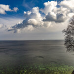 Die berühmten Kreidefelsen an der Ostseeküste im Nationalpark Jasmund, Insel Ruegen, Mecklenburg-Vorpommern, Deutschland | The famous chalk cliffs on the baltic coast of the Jasmund National Park, Ruegen island, Mecklenburg-Vorpommern, Germany