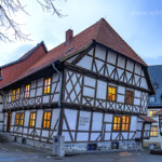 Fachwerk Museum Schiefes Haus in der Abenddämmerung, Wernigerode, Sachsen-Anhalt, Deutschland | half-timbered Museum Schiefes Haus crooked house at dusk, Wernigerode, Saxony-Anhalt, Germany, Europe