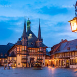 Das Rathaus und der Marktplatz in Wernigerode in der Abenddämmerung, Sachsen-Anhalt, Deutschland | The Town hall and marketplace in Wernigerode at dusk, Saxony-Anhalt, Germany, Europe