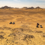 Geländewagen mit Touristen in der Schwarzen Wüste im ägyptischen Teil der Libyschen Wüste, Ägypten, Afrika | off-road vehicles with tourists at the Black Desert National Park, Egypt, Africa