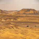 Geländewagen mit Touristen in der Schwarzen Wüste im ägyptischen Teil der Libyschen Wüste, Ägypten, Afrika | off-road vehicles with tourists at the Black Desert National Park, Egypt, Africa