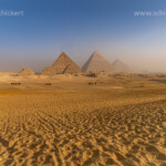 Kamele in der Wüste bei den Pyramiden von Gizeh, Ägypten, Afrika | Camels in the desert at the pyramids in Giza, Egypt, Africa