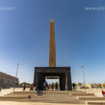 Der hängende Obelisk von Pharao Ramses II am Haupteingang des Grand Egyptian Museum in Gizeh, Ägypten, Afrika | The Hanging Obelisk of Pharaoh Ramesses II at the main gate of the Grand Egyptian Museum in Giza, Egypt, Africa